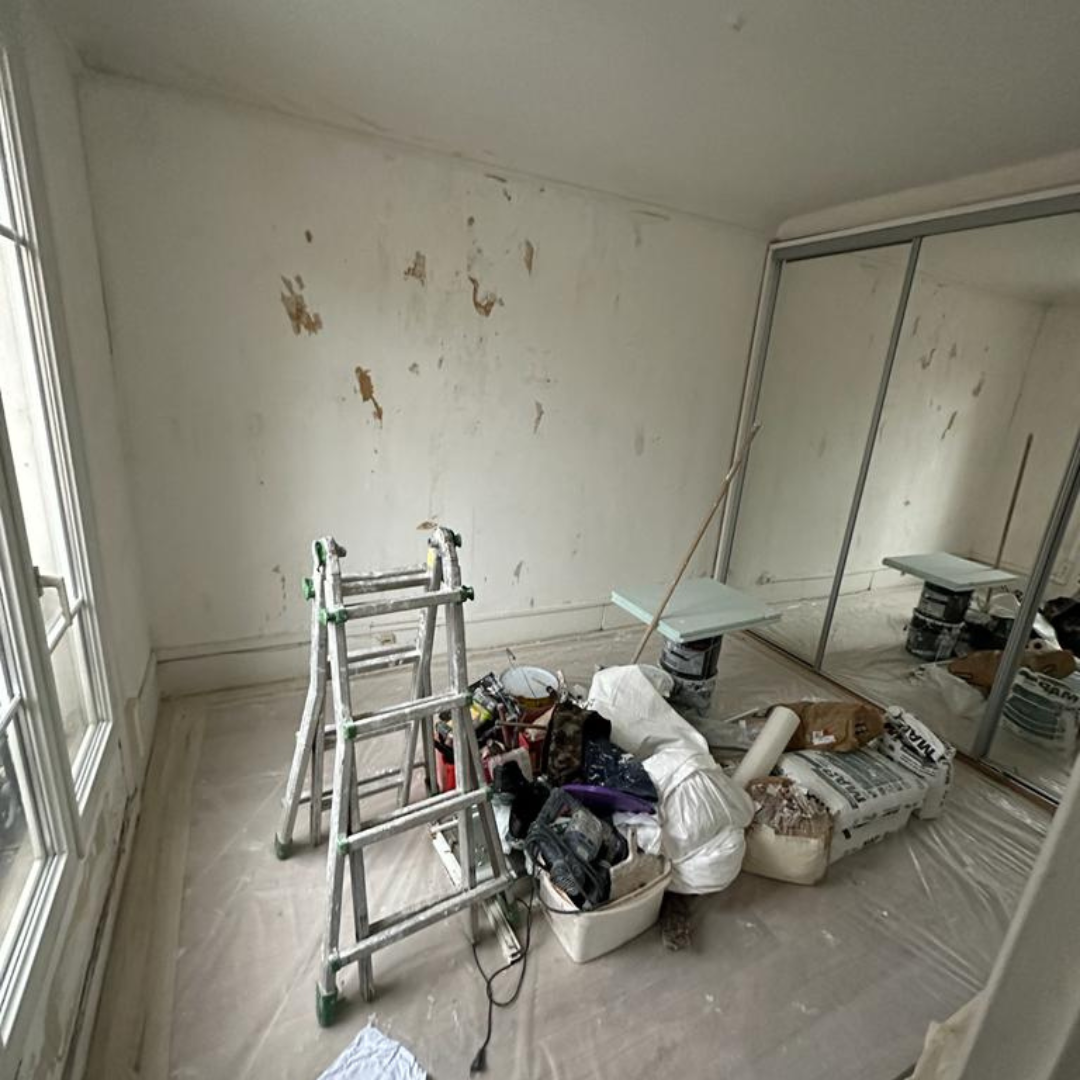 Salon avant peinture rénovation Montrouge — AZ Batiments